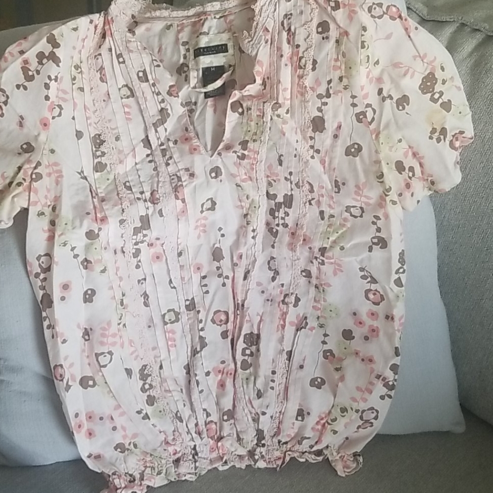 Adorable light and airy short sleeve blouse